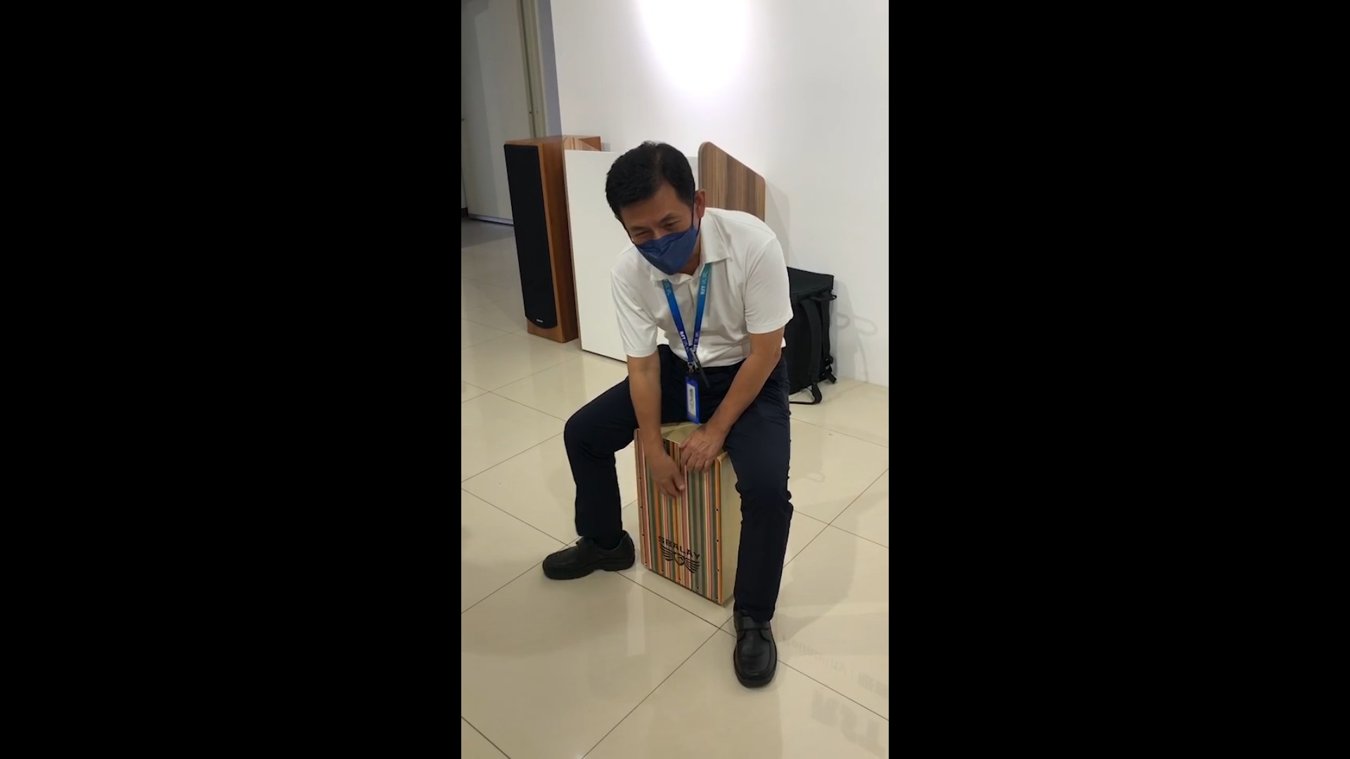 謝董參與木箱鼓關卡 1
