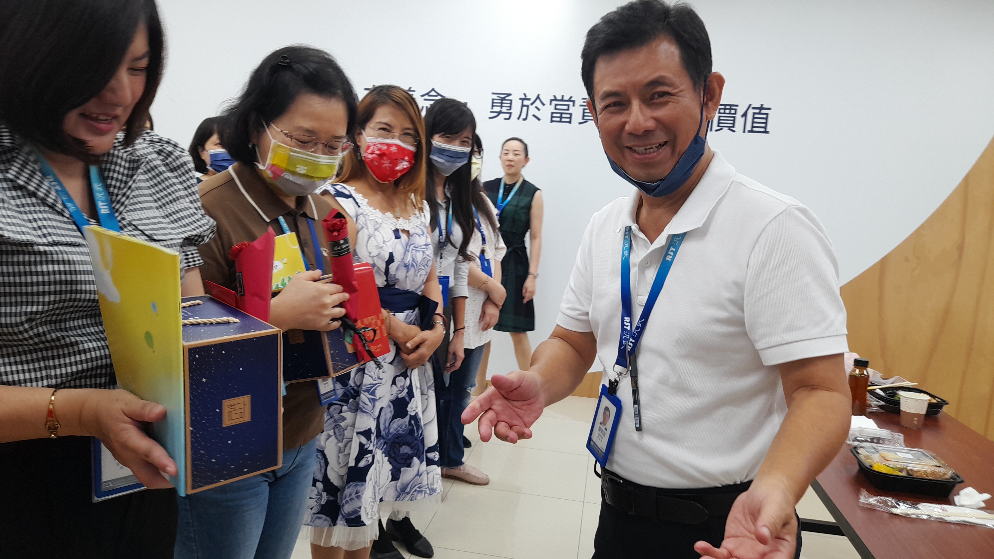 謝董頒發小禮物 1