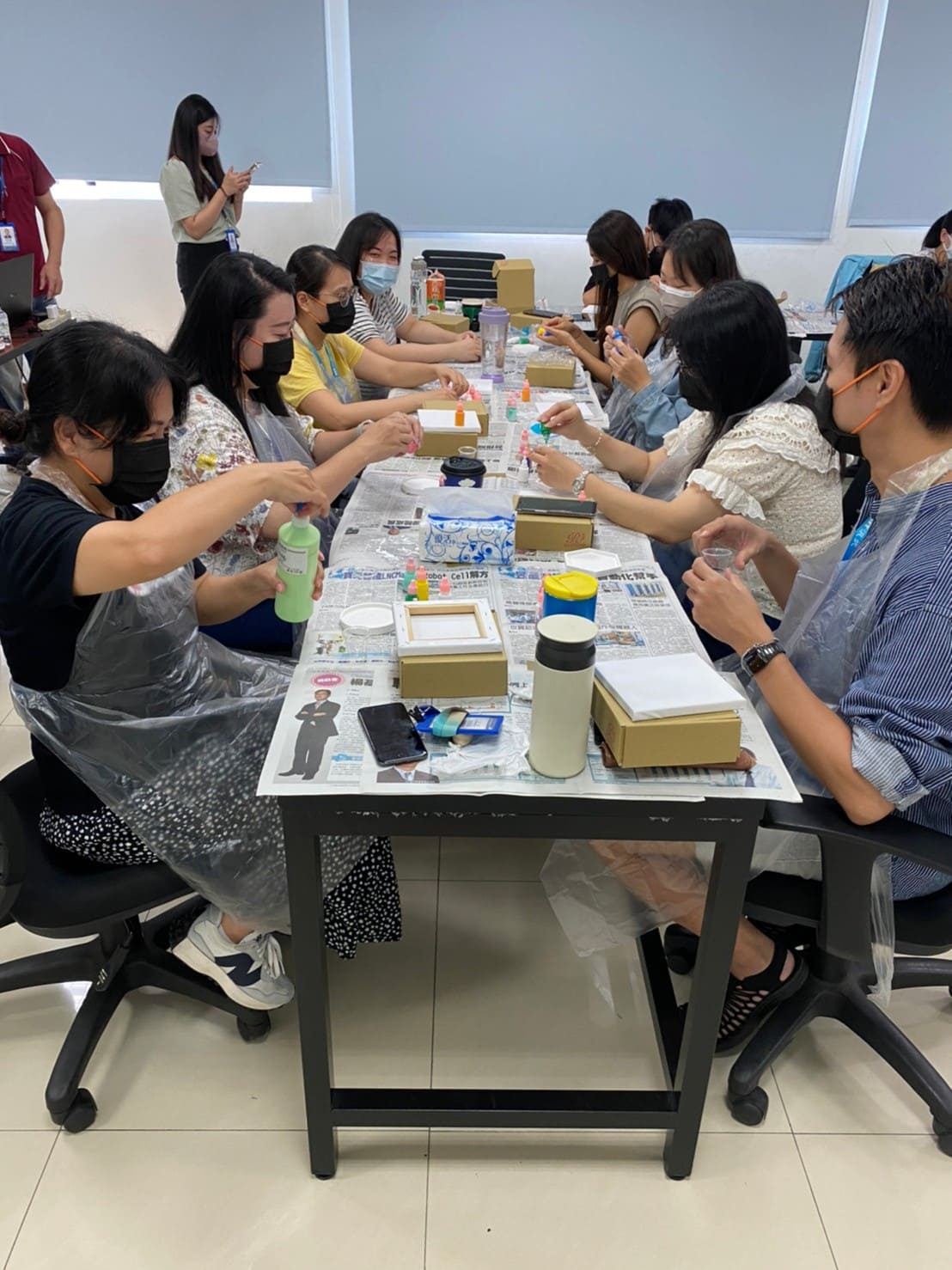 準備作畫的同仁們 1