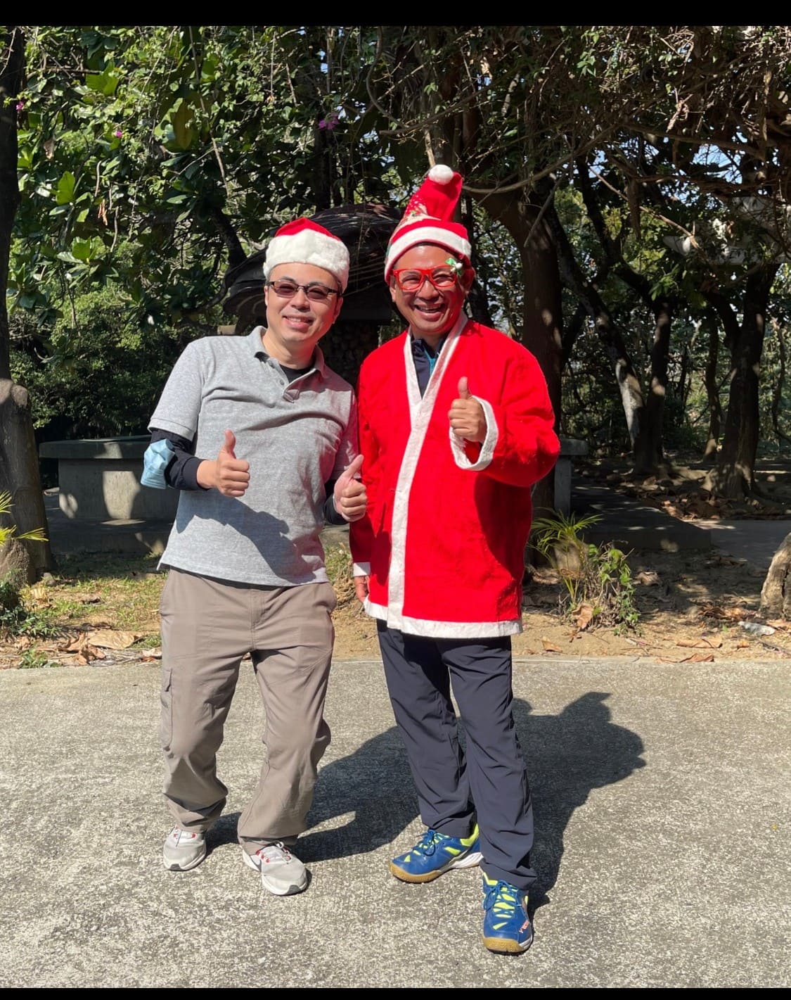 董事長與財務部主管化身聖誕老人 1