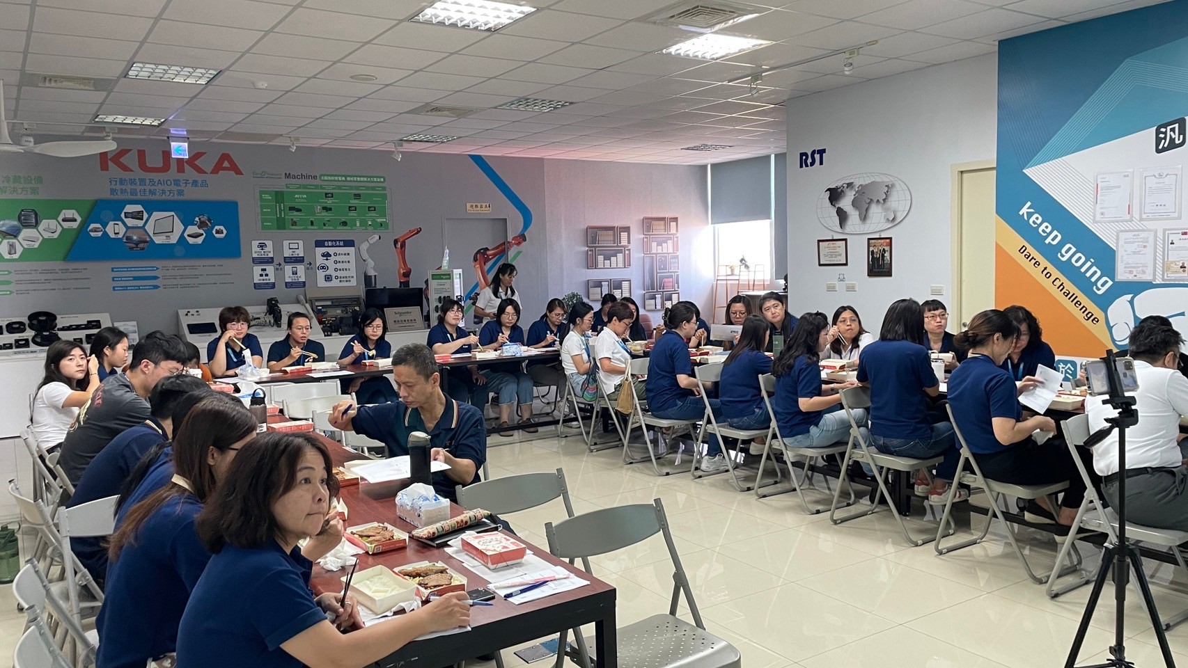 同仁認真聽課 也享用午餐 1