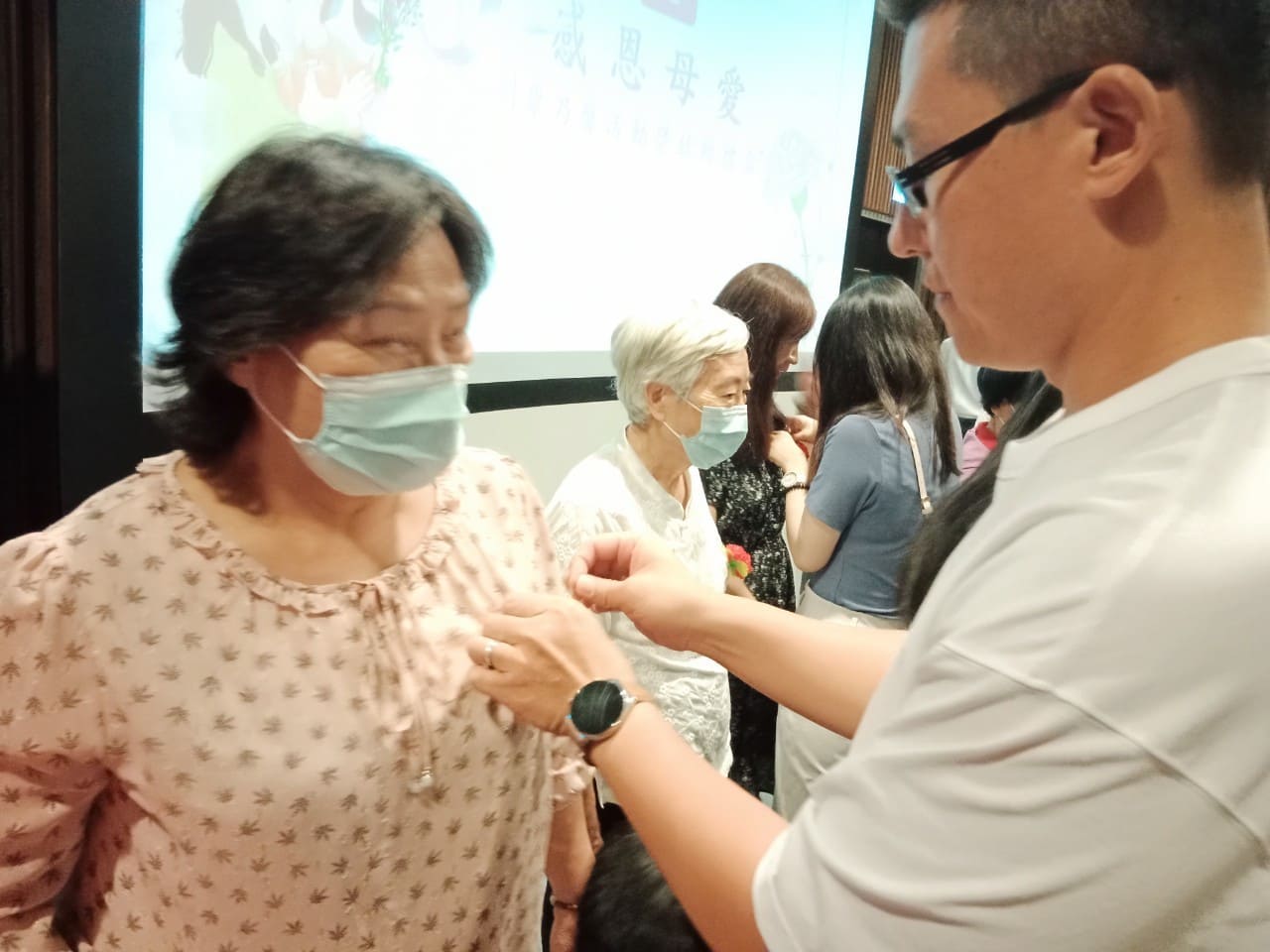 為母親別上康乃馨 1