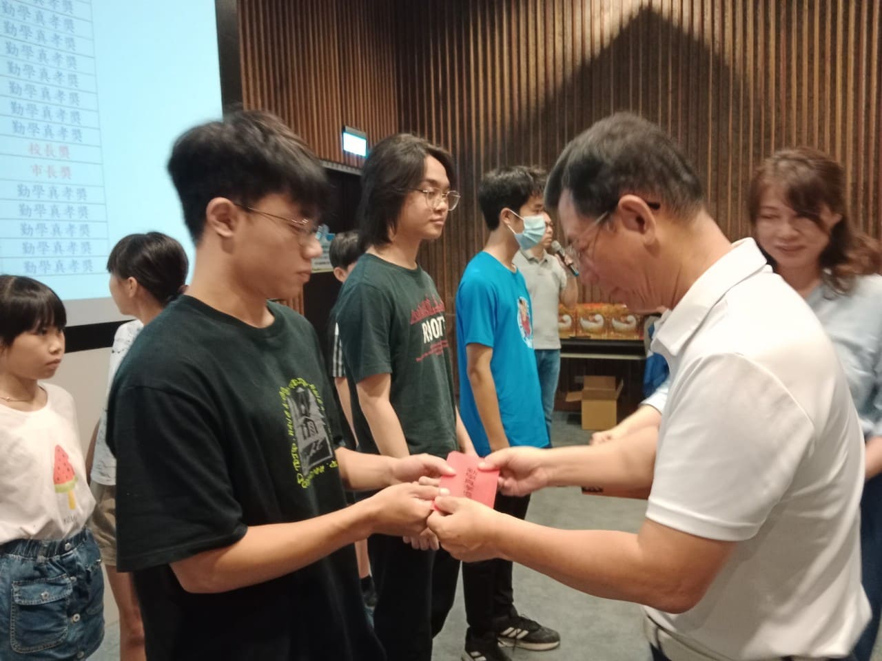 頒發勤學真孝獎學金 1