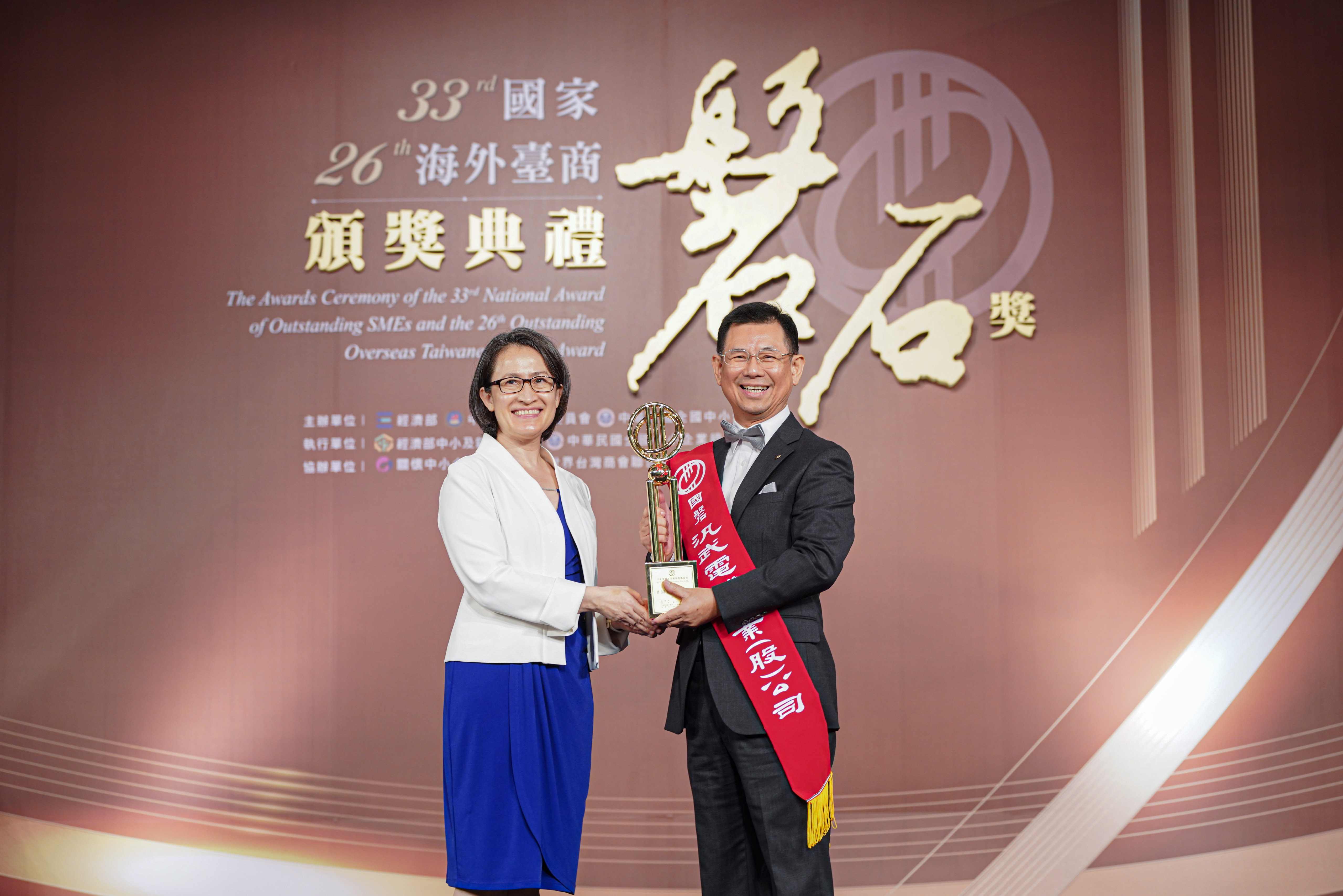 (左)蕭美琴 副總統 與 汎武電機董事長 謝武吉(右)合影 1