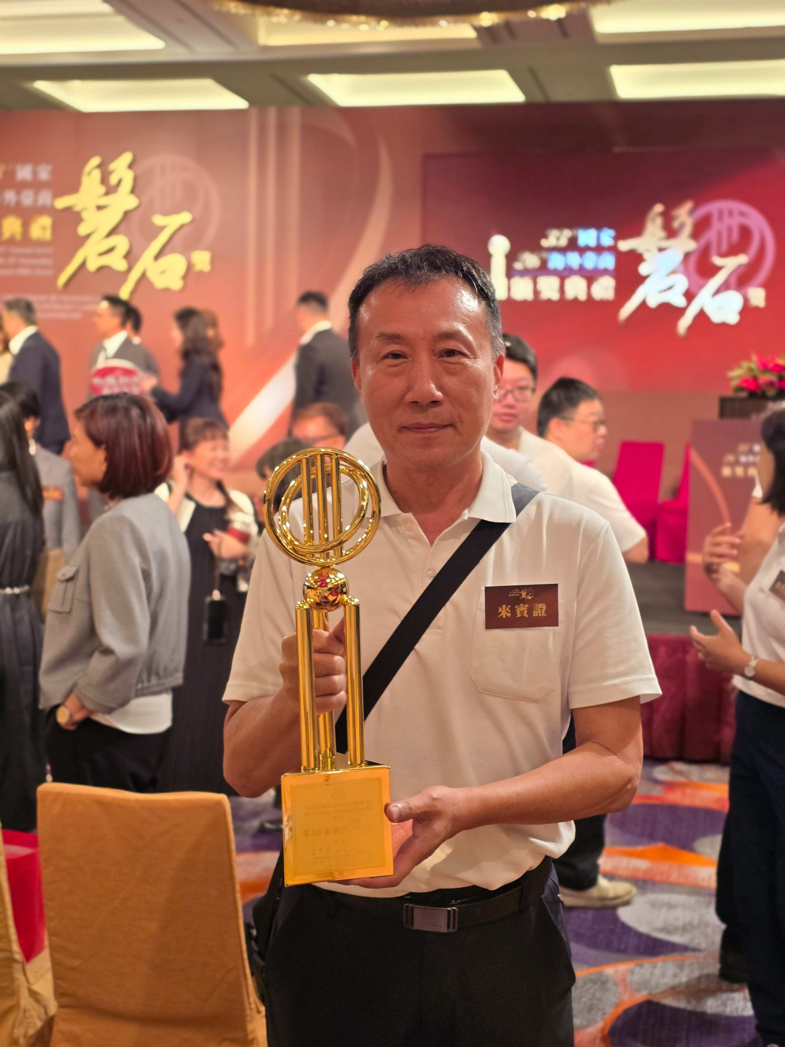 主管同仁與獎盃合影 1