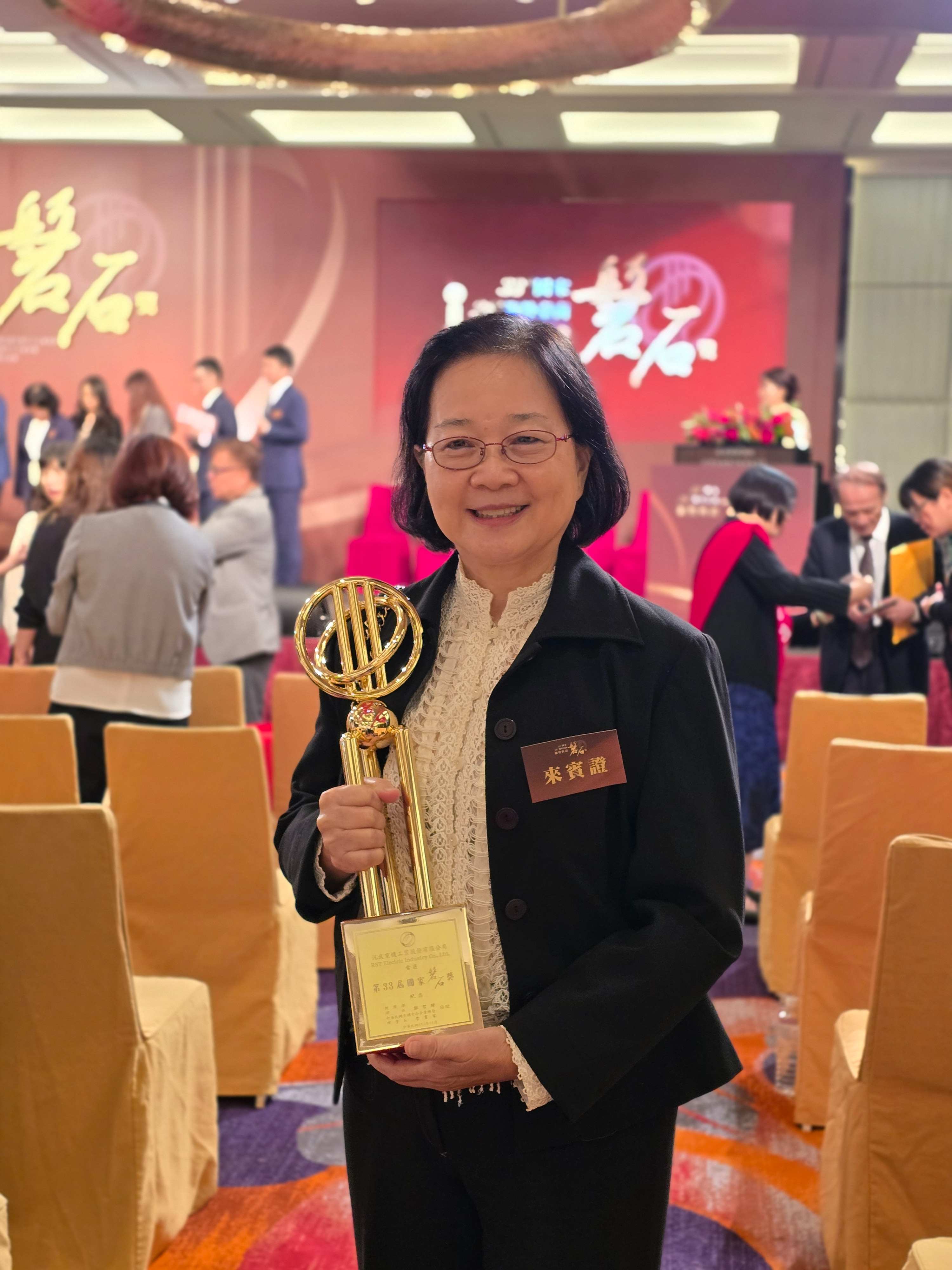 董事長夫人與獎盃合影 1