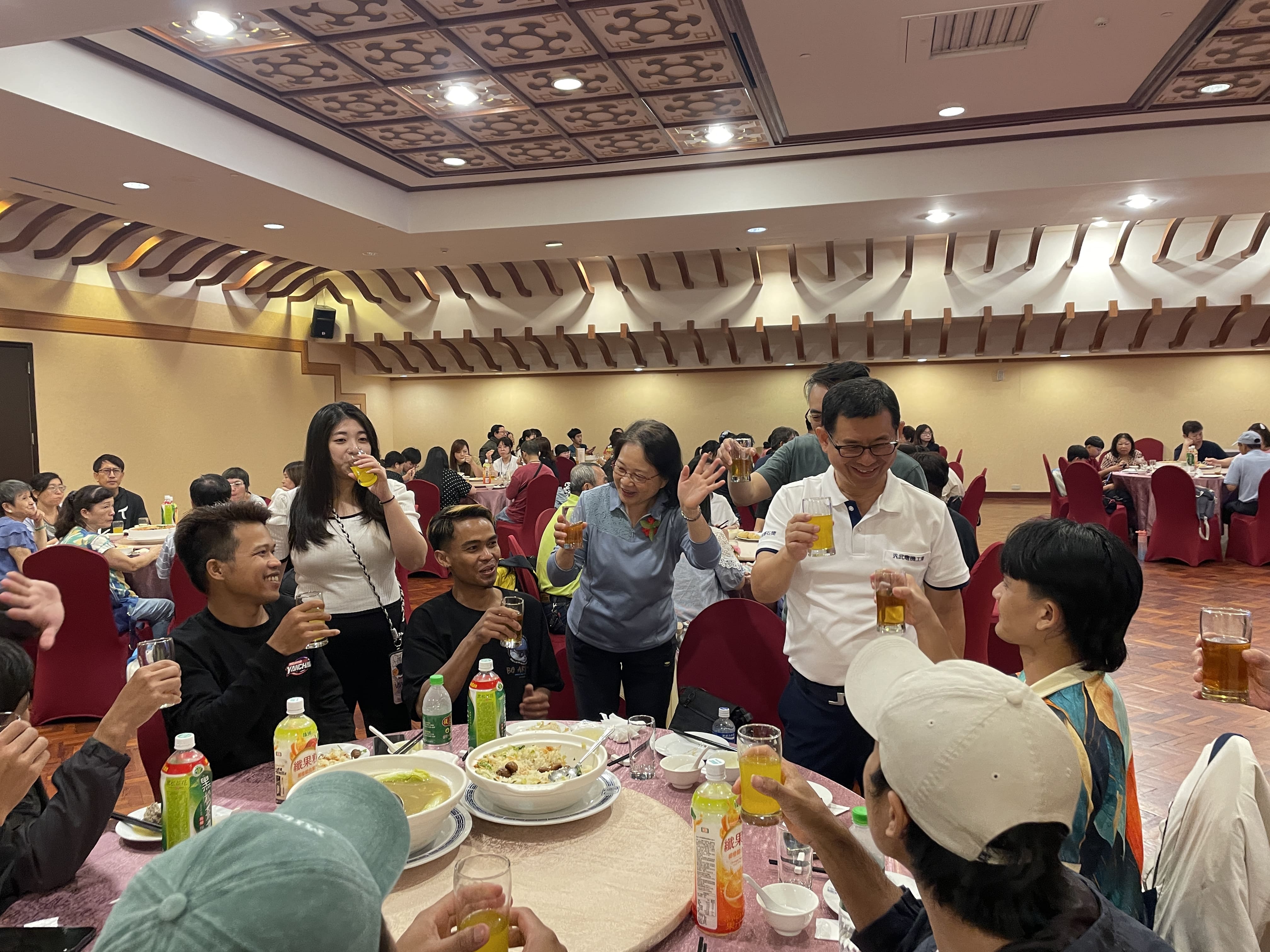 謝總與管理部逐桌敬酒 感謝同仁與家屬參與 1