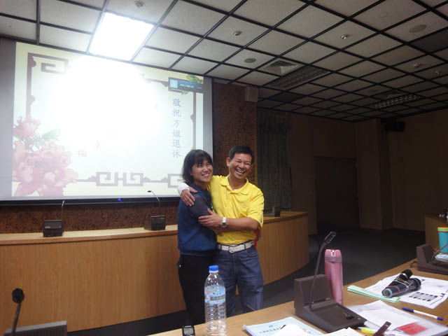 給予方姐擁抱，謝謝方姐為公司十幾年的付出 1