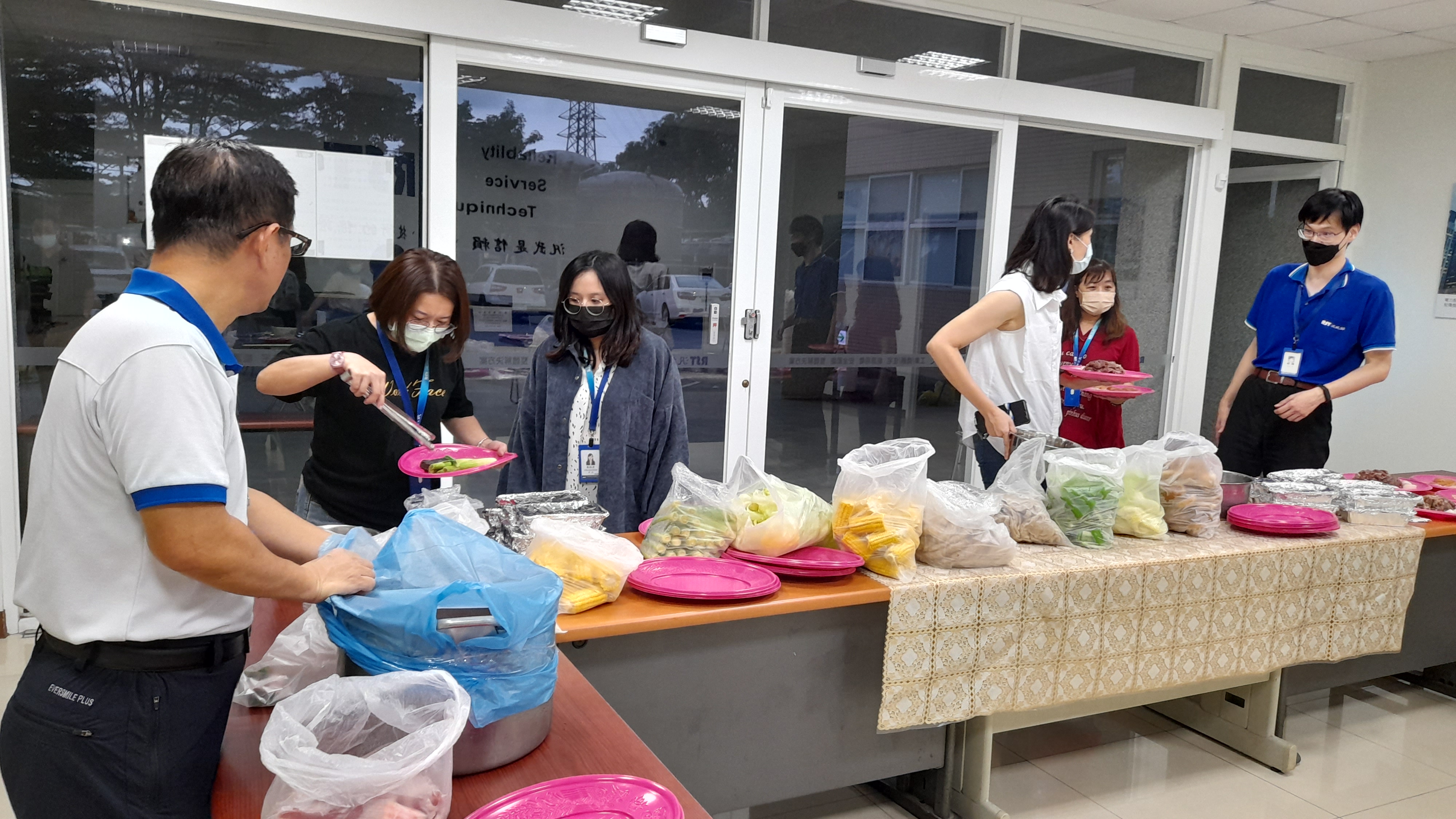 各桌前來領料 1