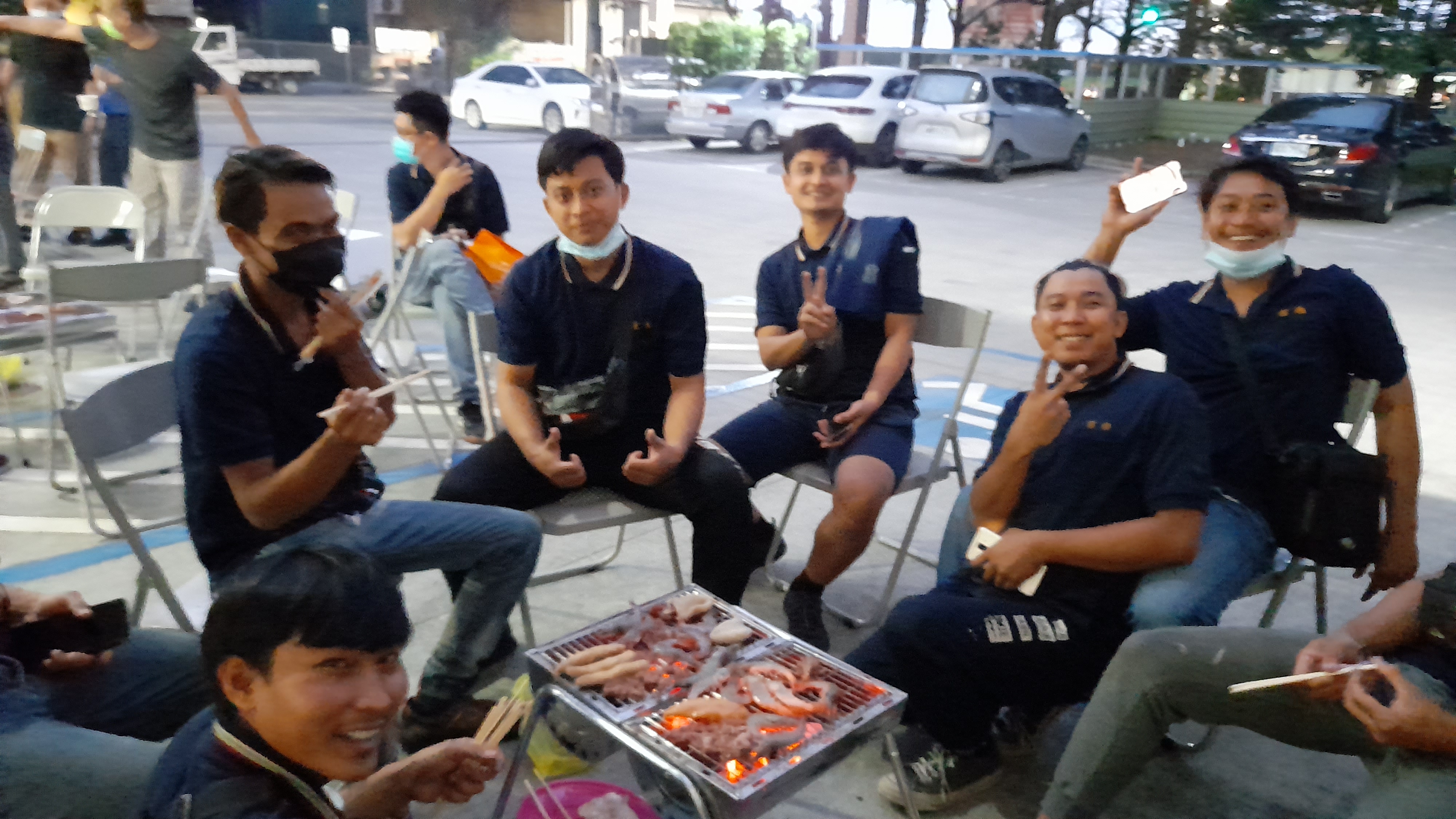 移工夥伴們 也都有照顧到他們可吃的食材! 1