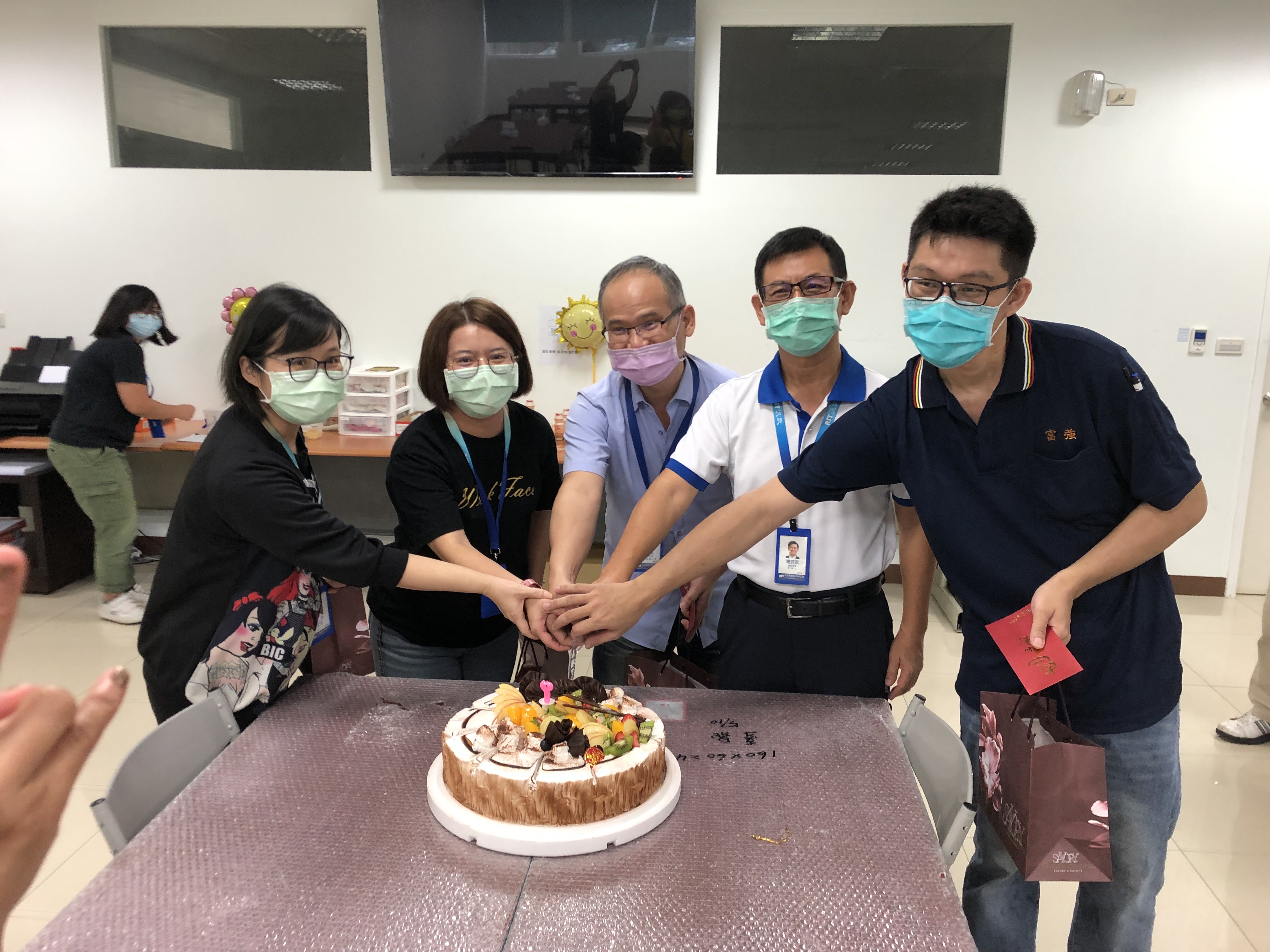 10月慶生會 行政部精心準備 1