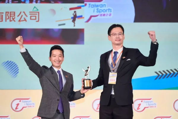 汎武榮獲11年度運動企業認證，由代表和總統府何志偉副秘書長合影